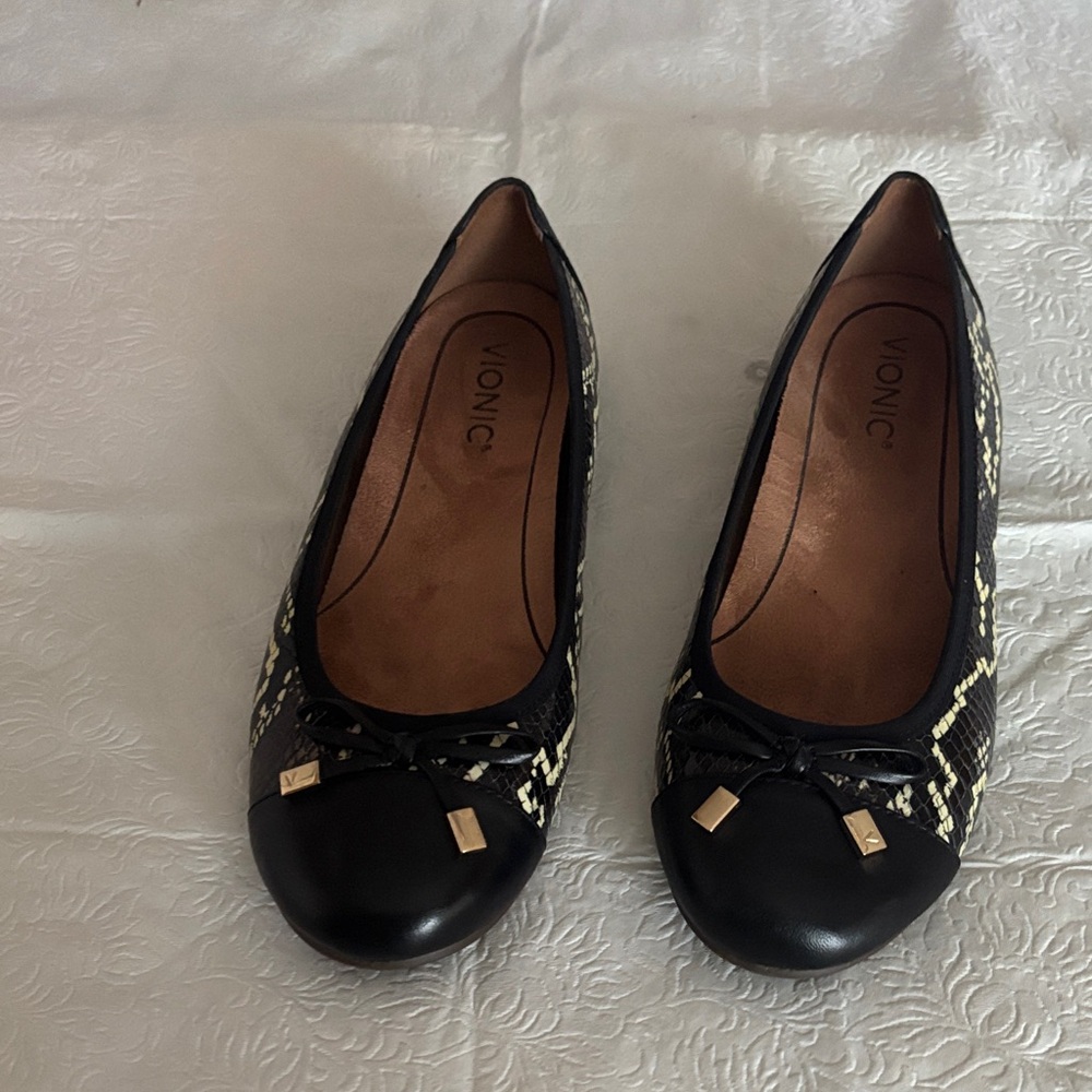 Vionic Women's Black and Cream Flats
